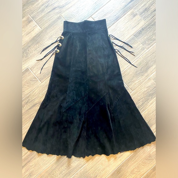 Patricia Wolf Western Black Suede Bottom Flair Tassel on the Hips Size 6 🖤🐎 - Picture 1 of 8